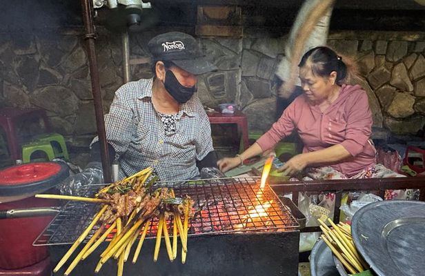 Hoi An Street Food Tour: Taste 11 Vietnamese Dishes