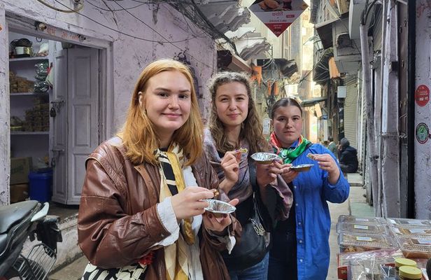 Evening Food Crawl and Spices Walk tour of Old Delhi