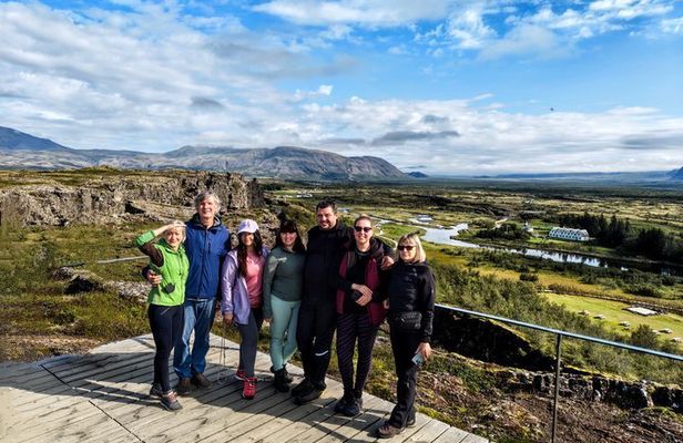 Keflavik Airport: Private Golden Circle Tour with Airport Pick-up