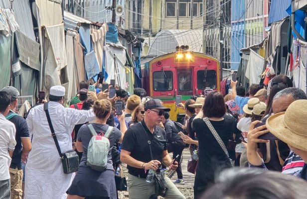 Private Tour to Railway Market and Floating Market