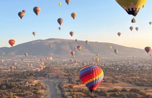 Balloon flight over the Teotihuacan pyramids + cacao workshop