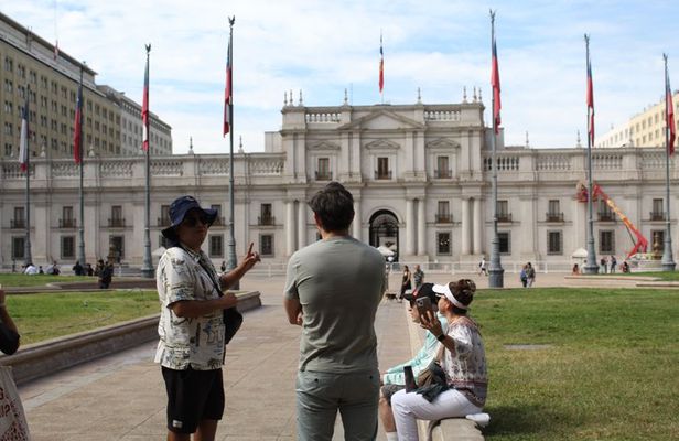 Political and Historic tour in Downtown Santiago
