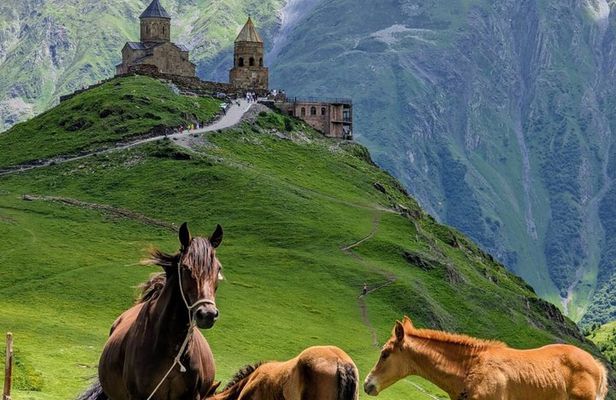 Private Kazbegi & Gudauri Tour from Tbilisi 
