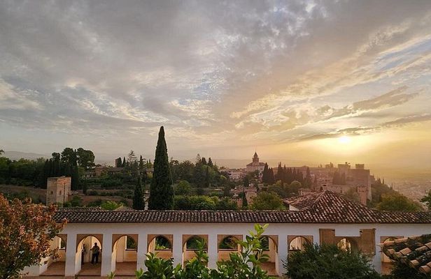 Small group guided tour of the Alhambra max 10 people