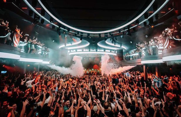 Las Vegas Club Crawl with Games Open Bar and Party Bus