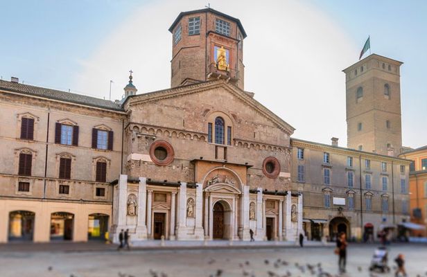 Reggio Emilia Guided Walking Tour with Food Tastings