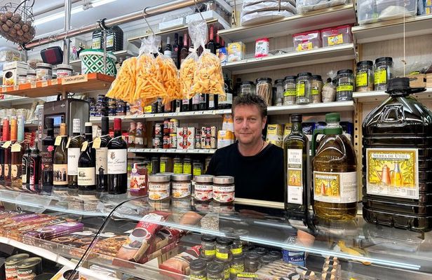 Private Valencia Market Tour & Home Dining with Local Wine