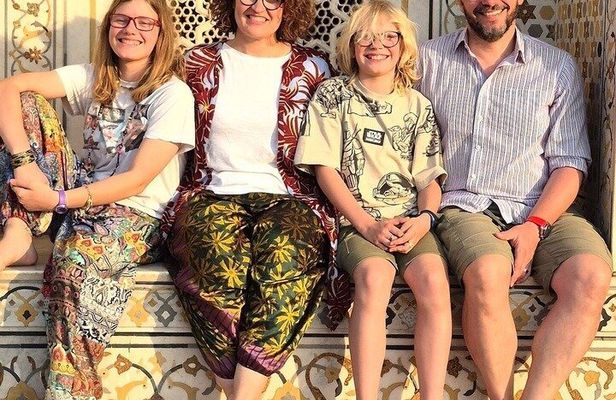 Taj Mahal and Agra Fort Luxury Tour with Lunch from Delhi