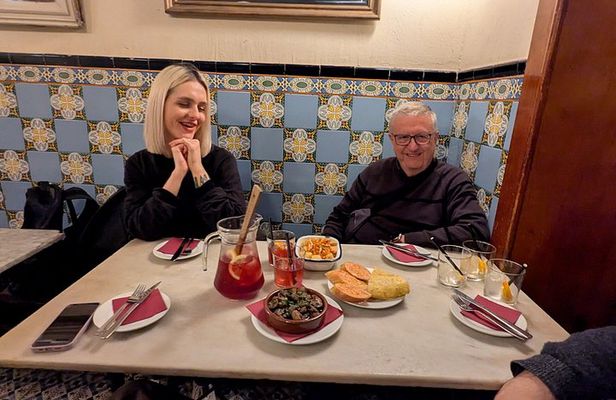Barcelona Gothic Quarter Tapas and Taverns Food and Wine Tour