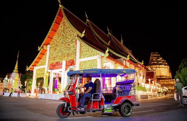Half-Day Private Night Tour by Tuk Tuk in Chiang Mai City 