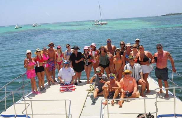 Private Boat Cruise with Snorkel Free Drinks and Natural Pool