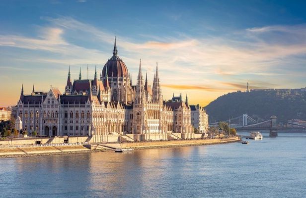 Budapest Walking Tour: Parliament, Basilica & Danube River Cruise