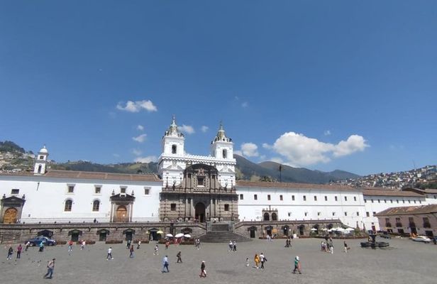 TOUR Quito Colonial-muffin, cable car and half the world.