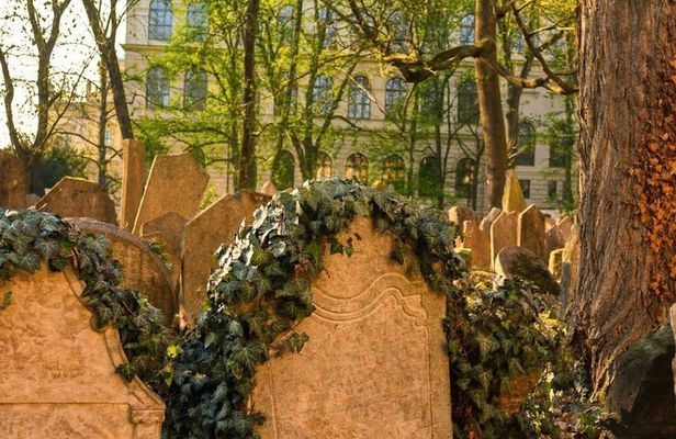 Prague Guided Jewish Quarter and Old Cemetery Tour with Tickets