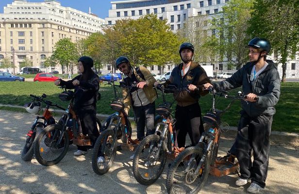 Paris by comfortable scooter – small group + photos and Guide