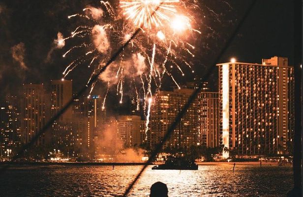 1 Hour Friday Night Fireworks Cruise w/ Complimentary Drinks