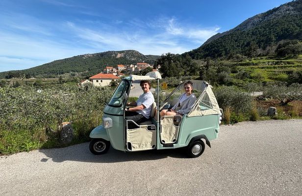 Stari Grad Private Tuk Tuk Tour with Wine Tasting