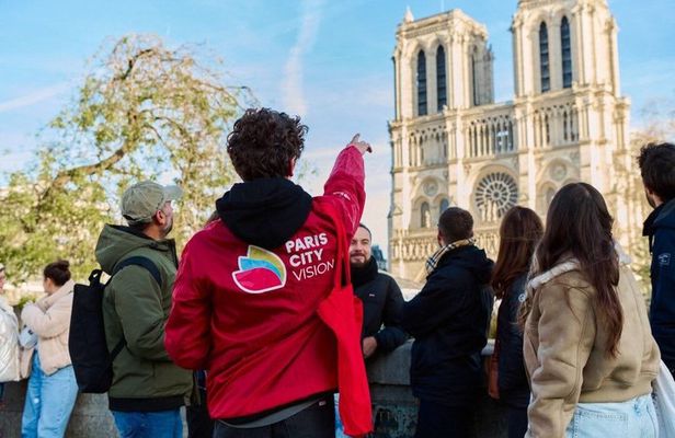 Notre Dame Ile de La Cite and Louvre Small Group Guided Tour