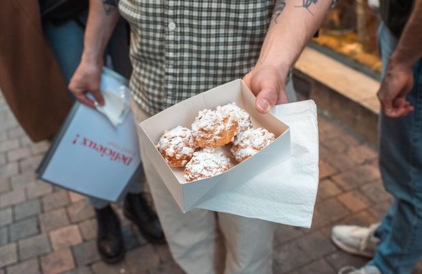 Bordeaux Walking Food Tour : History, Wine, Pastries & Aperitif
