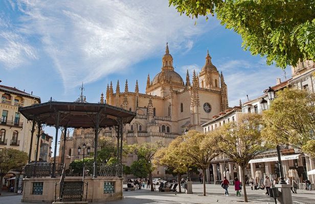 Full Day Segovia and Avila Bus Tour with Guided Walking Tour