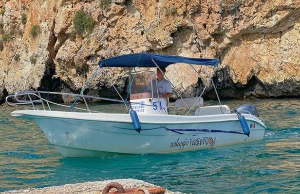 Motor boat rental in Castro