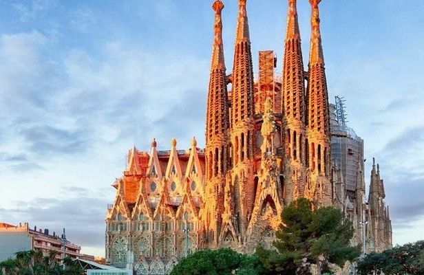 Sagrada Familia Semi Private Tour Skip-the-line