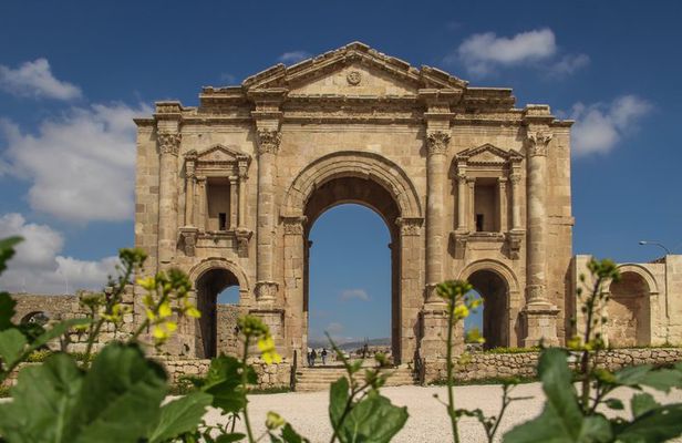 Jordan Pass 7-Day Tour Roman Ruins of Jerash, Petra, Wadi Rum, and the Dead Sea