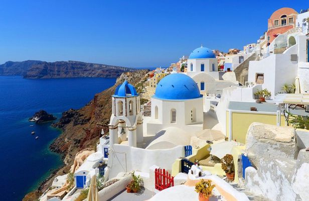 Santorini: Private 3-Hour Highlights Custom Tour with a local