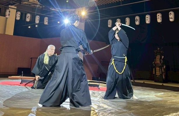 Osaka: Samurai Sword Experience & Wagyu Sukiyaki Dinner