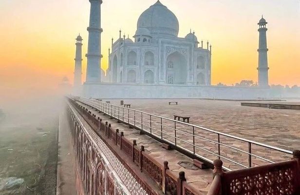 2-Day Luxury Taj Mahal Tour from Mumbai with Flights and Hotel