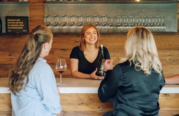 Private Queenstown Signature Wine Tour - 3 Wineries & Lunch