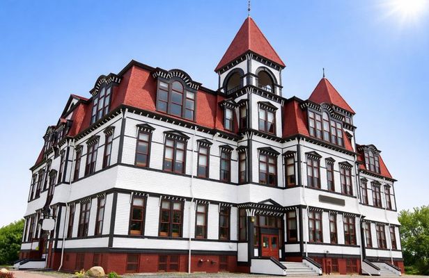 Private Peggy’s Cove, Mahone Bay and Lunenburg Tour From Halifax