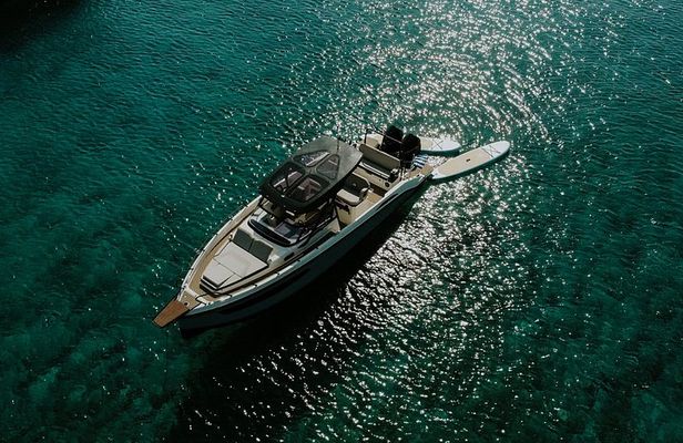 Private Premium Motor Yacht Experience to Dia Island