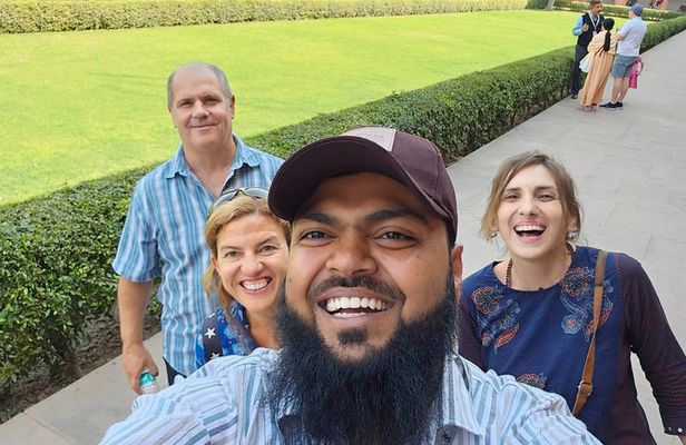 Private Day Trip to Agra in Taj Mahal and Agra Fort with Lunch