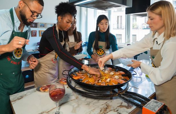 Literary Quarter Tour and Paella Cooking Class in Madrid