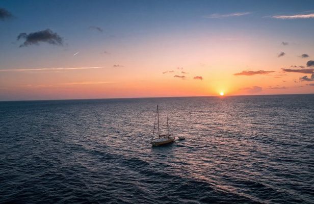 Private cruise sunset & tasting local products