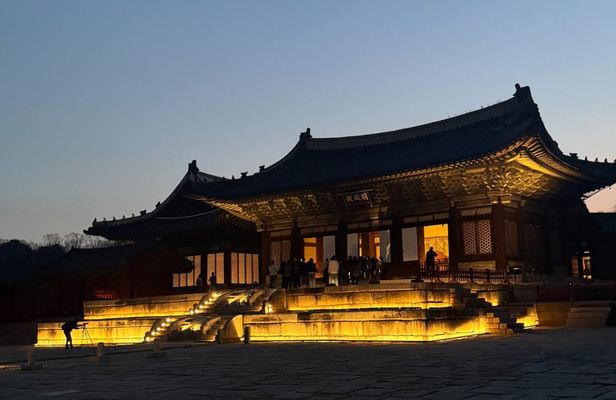 Seoul Private Night Tour: Palace, Hanok Street& N Seoul Tower