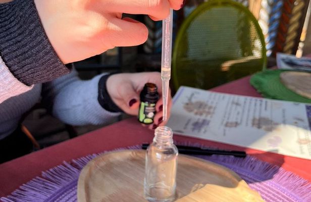 Create your botanical perfume in the heart of San Gimignano
