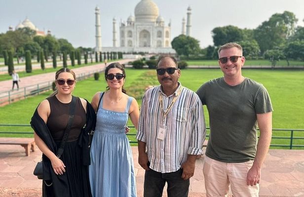 Sunrise Taj Mahal, Agra Fort & Baby Taj Tour – From Delhi by Car