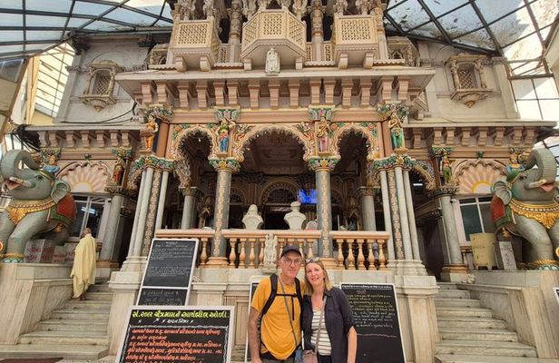 Private Mumbai Slum and Sightseeing Tour with Car and Guide