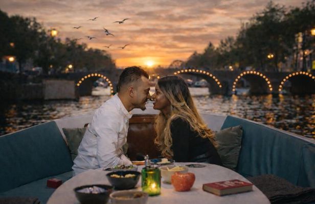 Amsterdam: Private Romantic Evening Canal Cruise + Bubbles/Snacks