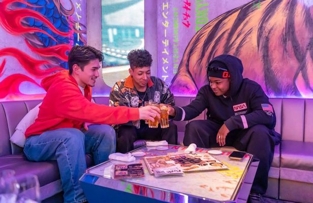 Shinjuku Pub and Nightclub Crawl: Golden Gai & Kabukicho(3 stops)