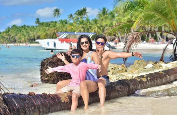 Saona Island Excursion: Natural Pool, Catamaran & Lunch Included