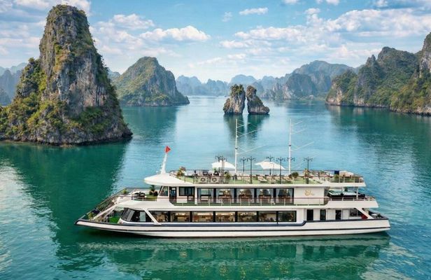 Luxury Halong Bay Day Cruise with Buffet Lunch and Kayaking