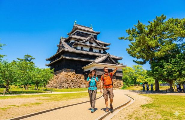 2 Hours Matsue Castle Walking Tour with Entry Ticket