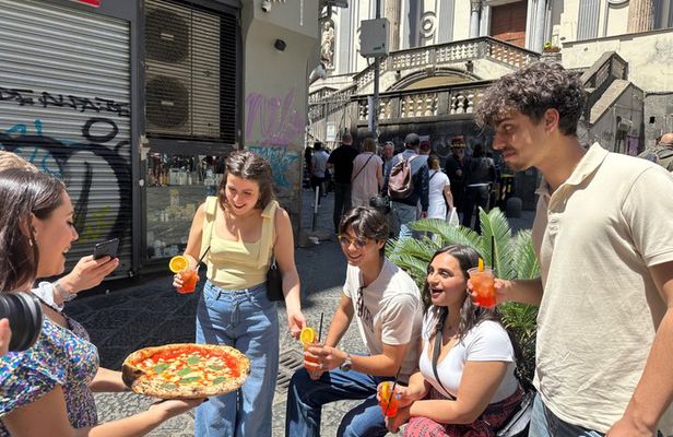 Naples: Street Food and Sightseeing Tour with Local Expert