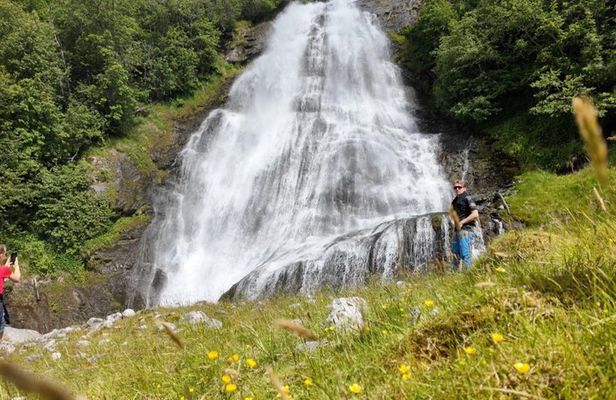 Olden: Scenic glacier and Waterfall Tour with Snacks