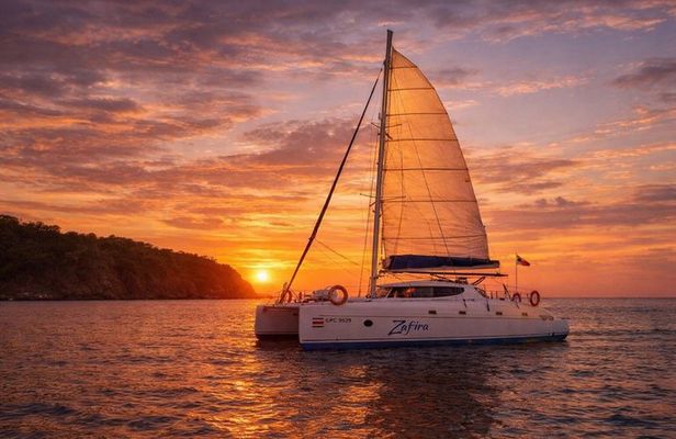 Playa Flamingo Sunset Catamaran Cruise with Open Bar & Snorkeling