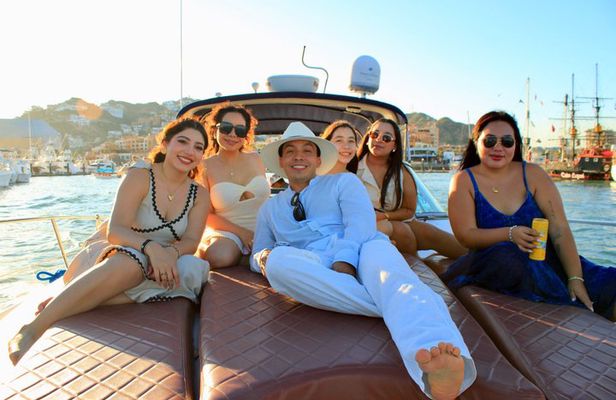 Private Cape Yacht Ride with Sunset and Drinks.