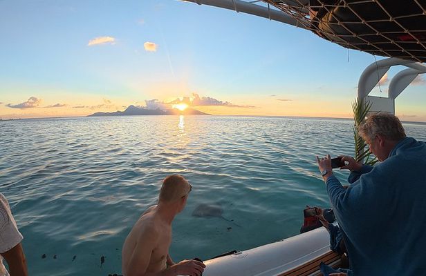 Aperitif cruise at sunset in the Tahiti lagoon